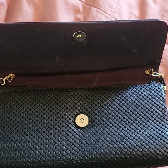 STUNNING WHITING AND DAVIS BLACK MATTE MESH CROSSBODY CLUTCH - Picture 6 of 16